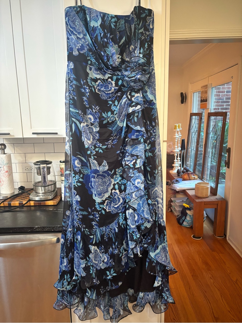 new Tadashi Shoji Morwenna Floral Print Ruffle Gown blue/black
CHW24386L-BKBFL - Picture 5 of 9